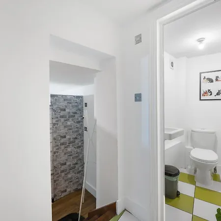 20 Min From Centre 2 Bedrooms W Ensuite דירה