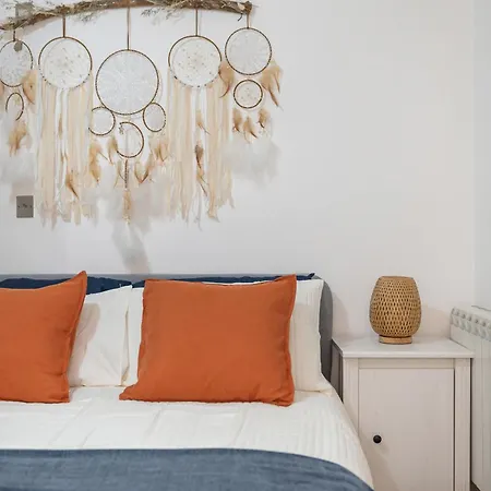 20 Min From Centre 2 Bedrooms W Ensuite *