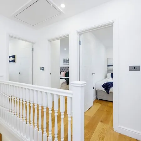 Apartment 5 Bedroom Home, London, Games , Pool Table , Air Hockey Weekly & Monthly Offers With Free Parking London