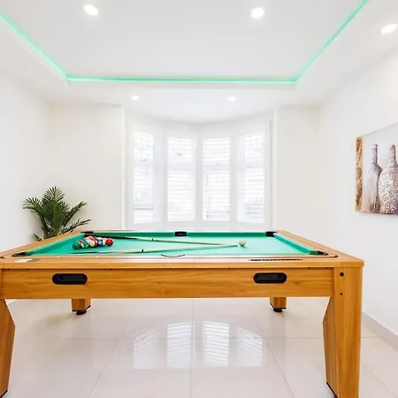 5 Bedroom Home, London, Games , Pool Table , Air Hockey Weekly & Monthly Offers With Free Parking * London