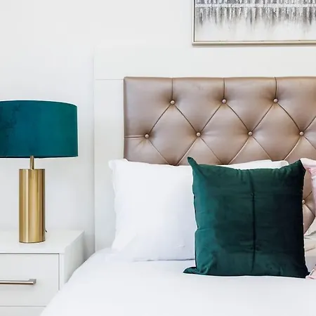 5 Bedroom Home, London, Games , Pool Table , Air Hockey Weekly & Monthly Offers With Free Parking *