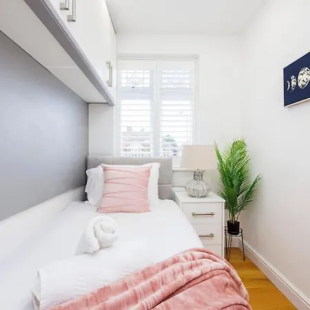 5 Bedroom Home, London, Games , Pool Table , Air Hockey Weekly & Monthly Offers With Free Parking