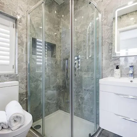 5 Bedroom Home, London, Games , Pool Table , Air Hockey Weekly & Monthly Offers With Free Parking Apartment