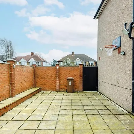 Apartment 5 Bedroom Home, London, Games , Pool Table , Air Hockey Weekly & Monthly Offers With Free Parking *