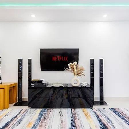 5 Bedroom Home, London, Games , Pool Table , Air Hockey Weekly & Monthly Offers With Free Parking Apartment London
