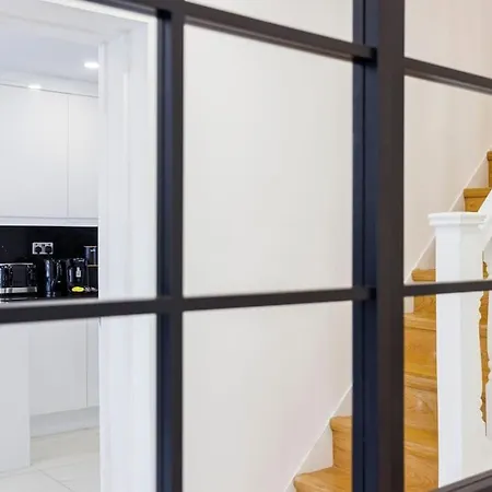 Apartment 5 Bedroom Home, London, Games , Pool Table , Air Hockey Weekly & Monthly Offers With Free Parking London