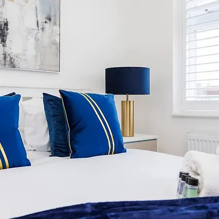 5 Bedroom Home, London, Games , Pool Table , Air Hockey Weekly & Monthly Offers With Free Parking London
