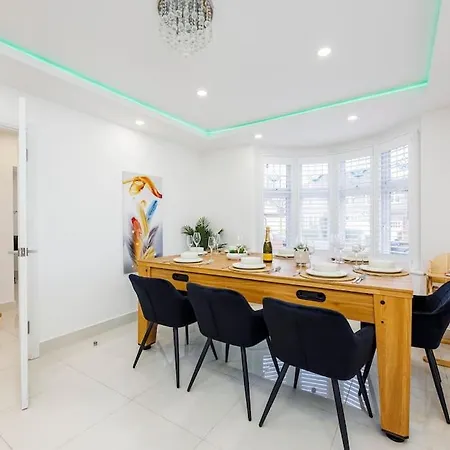 5 Bedroom Home, London, Games , Pool Table , Air Hockey Weekly & Monthly Offers With Free Parking * London