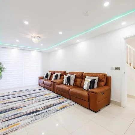 5 Bedroom Home, London, Games , Pool Table , Air Hockey Weekly & Monthly Offers With Free Parking