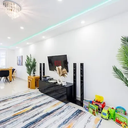 5 Bedroom Home, London, Games , Pool Table , Air Hockey Weekly & Monthly Offers With Free Parking Apartment London
