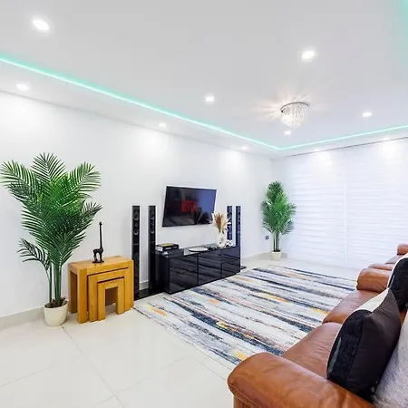 Apartment 5 Bedroom Home, London, Games , Pool Table , Air Hockey Weekly & Monthly Offers With Free Parking London