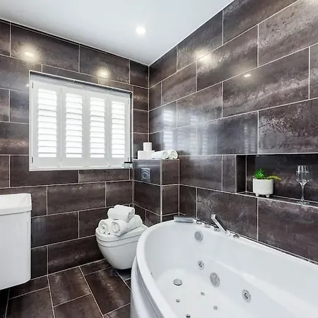 5 Bedroom Home, London, Games , Pool Table , Air Hockey Weekly & Monthly Offers With Free Parking * London