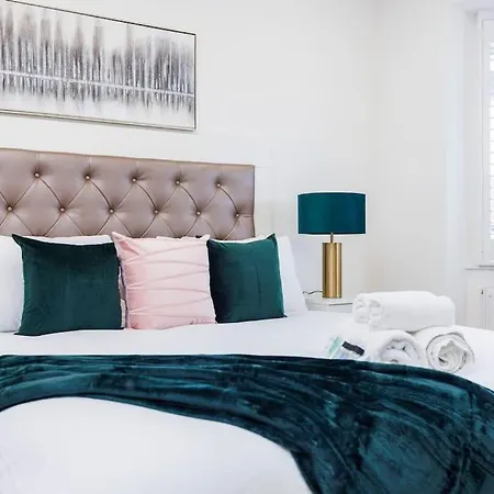 5 Bedroom Home, London, Games , Pool Table , Air Hockey Weekly & Monthly Offers With Free Parking Apartment