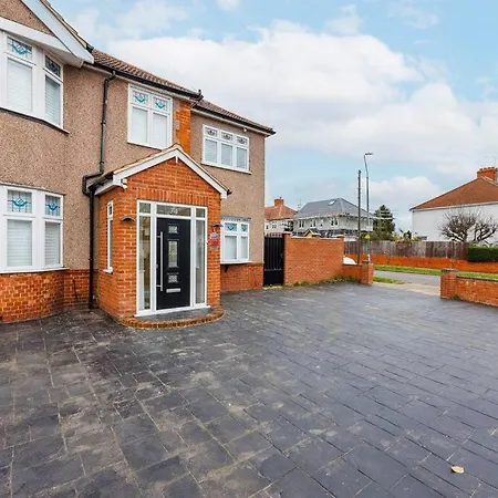 5 Bedroom Home, London, Games , Pool Table , Air Hockey Weekly & Monthly Offers With Free Parking Apartment *