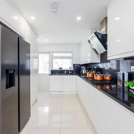 Apartment 5 Bedroom Home, London, Games , Pool Table , Air Hockey Weekly & Monthly Offers With Free Parking *