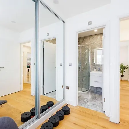 5 Bedroom Home, London, Games , Pool Table , Air Hockey Weekly & Monthly Offers With Free Parking Apartment London
