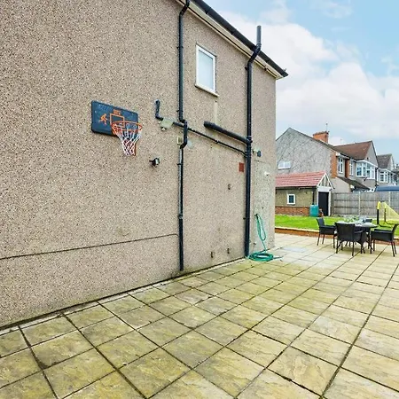 5 Bedroom Home, London, Games , Pool Table , Air Hockey Weekly & Monthly Offers With Free Parking *