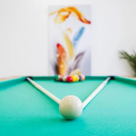 5 Bedroom Home, London, Games , Pool Table , Air Hockey Weekly & Monthly Offers With Free Parking London