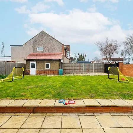 5 Bedroom Home, London, Games , Pool Table , Air Hockey Weekly & Monthly Offers With Free Parking Apartment *