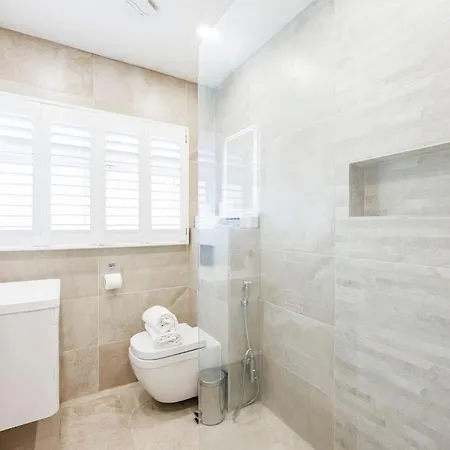 5 Bedroom Home, London, Games , Pool Table , Air Hockey Weekly & Monthly Offers With Free Parking