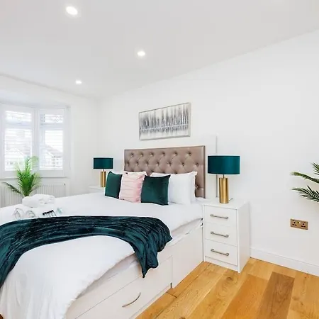 5 Bedroom Home, London, Games , Pool Table , Air Hockey Weekly & Monthly Offers With Free Parking Apartment