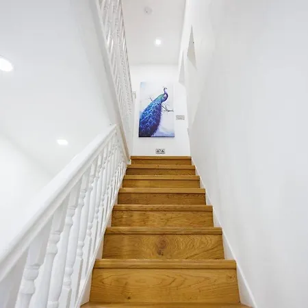 5 Bedroom Home, London, Games , Pool Table , Air Hockey Weekly & Monthly Offers With Free Parking Apartment London