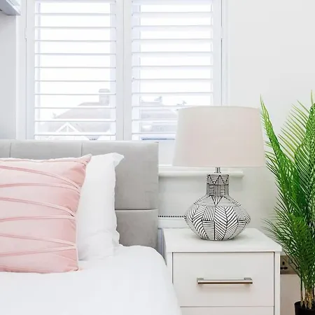 Apartment 5 Bedroom Home, London, Games , Pool Table , Air Hockey Weekly & Monthly Offers With Free Parking London