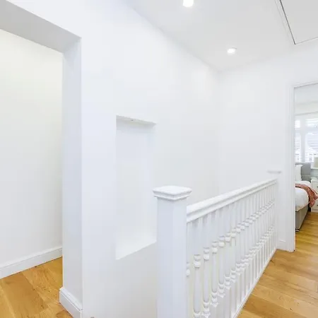 5 Bedroom Home, London, Games , Pool Table , Air Hockey Weekly & Monthly Offers With Free Parking London