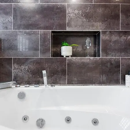 5 Bedroom Home, London, Games , Pool Table , Air Hockey Weekly & Monthly Offers With Free Parking