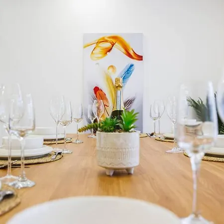 Apartment 5 Bedroom Home, London, Games , Pool Table , Air Hockey Weekly & Monthly Offers With Free Parking
