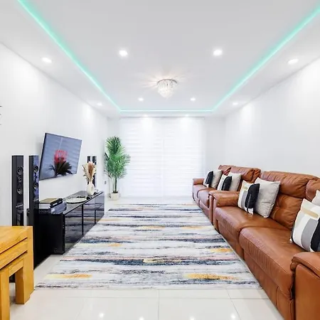 5 Bedroom Home, London, Games , Pool Table , Air Hockey Weekly & Monthly Offers With Free Parking *