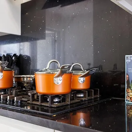 5 Bedroom Home, London, Games , Pool Table , Air Hockey Weekly & Monthly Offers With Free Parking Apartment *