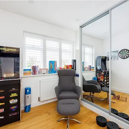 5 Bedroom Home, London, Games , Pool Table , Air Hockey Weekly & Monthly Offers With Free Parking Apartment London