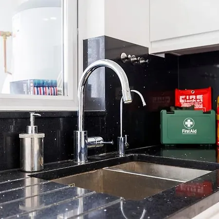 Apartment 5 Bedroom Home, London, Games , Pool Table , Air Hockey Weekly & Monthly Offers With Free Parking London
