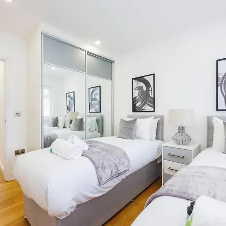 5 Bedroom Home, London, Games , Pool Table , Air Hockey Weekly & Monthly Offers With Free Parking *