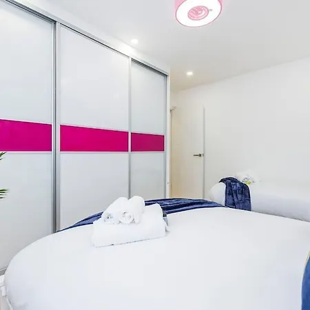 5 Bedroom Home, London, Games , Pool Table , Air Hockey Weekly & Monthly Offers With Free Parking London