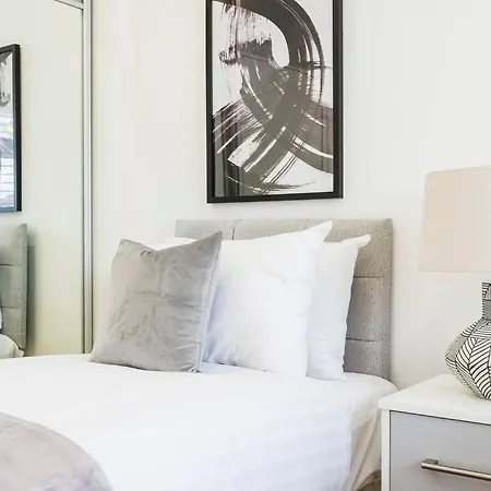 5 Bedroom Home, London, Games , Pool Table , Air Hockey Weekly & Monthly Offers With Free Parking * London