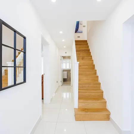 5 Bedroom Home, London, Games , Pool Table , Air Hockey Weekly & Monthly Offers With Free Parking Apartment