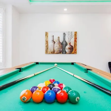 5 Bedroom Home, London, Games , Pool Table , Air Hockey Weekly & Monthly Offers With Free Parking * London