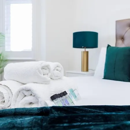 5 Bedroom Home, London, Games , Pool Table , Air Hockey Weekly & Monthly Offers With Free Parking Apartment