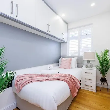 Apartment 5 Bedroom Home, London, Games , Pool Table , Air Hockey Weekly & Monthly Offers With Free Parking