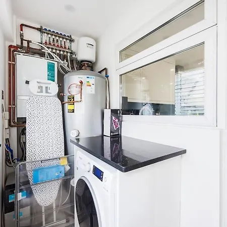 Apartment 5 Bedroom Home, London, Games , Pool Table , Air Hockey Weekly & Monthly Offers With Free Parking
