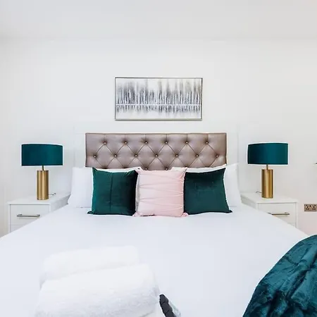 5 Bedroom Home, London, Games , Pool Table , Air Hockey Weekly & Monthly Offers With Free Parking Apartment *