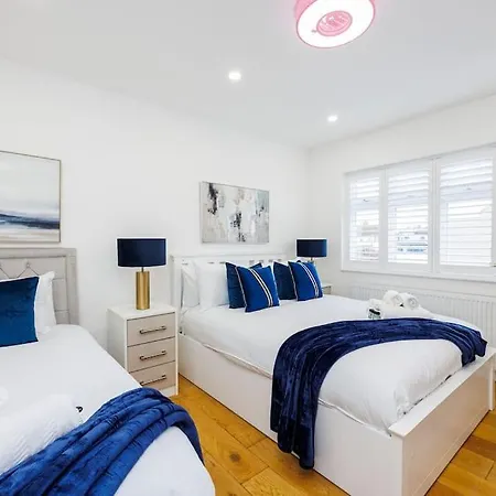 Apartment 5 Bedroom Home, London, Games , Pool Table , Air Hockey Weekly & Monthly Offers With Free Parking