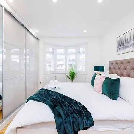 5 Bedroom Home, London, Games , Pool Table , Air Hockey Weekly & Monthly Offers With Free Parking Apartment London