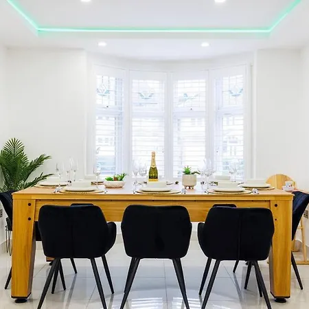Apartment 5 Bedroom Home, London, Games , Pool Table , Air Hockey Weekly & Monthly Offers With Free Parking London