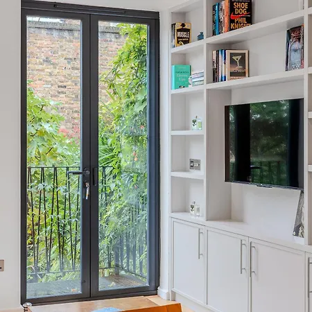 Contemporary 2br Duplex With A Patio In Chelsea