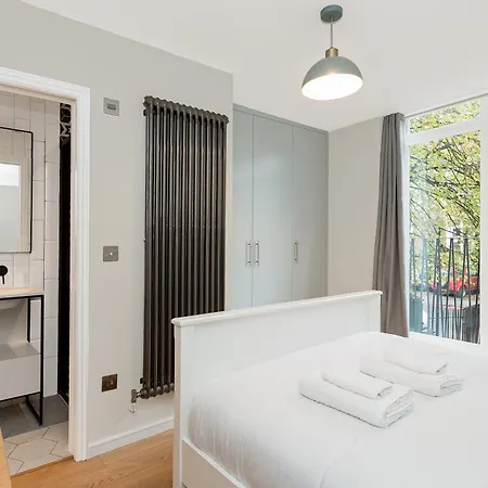 Contemporary 2br Duplex With A Patio In Chelsea London