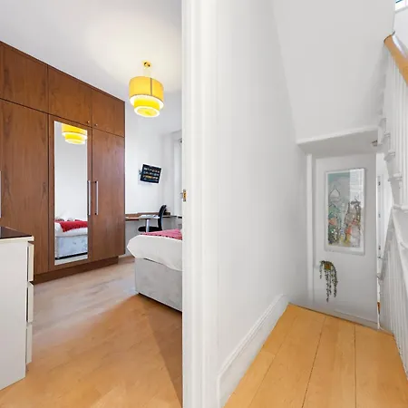 Apartment Luxury 4-bedroom Modern Flat In Steps From Station, Sleeps 9 In Style!