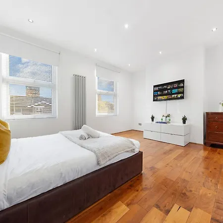 Luxury 4-bedroom Modern Flat In Steps From Station, Sleeps 9 In Style! Apartment London